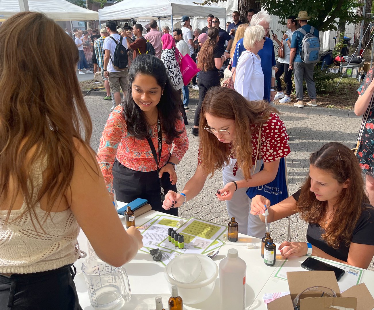 Am Stand konnten Interessierte sich ein eigenes nachhaltigeres Desinfektionsmittel zusammenstellen.