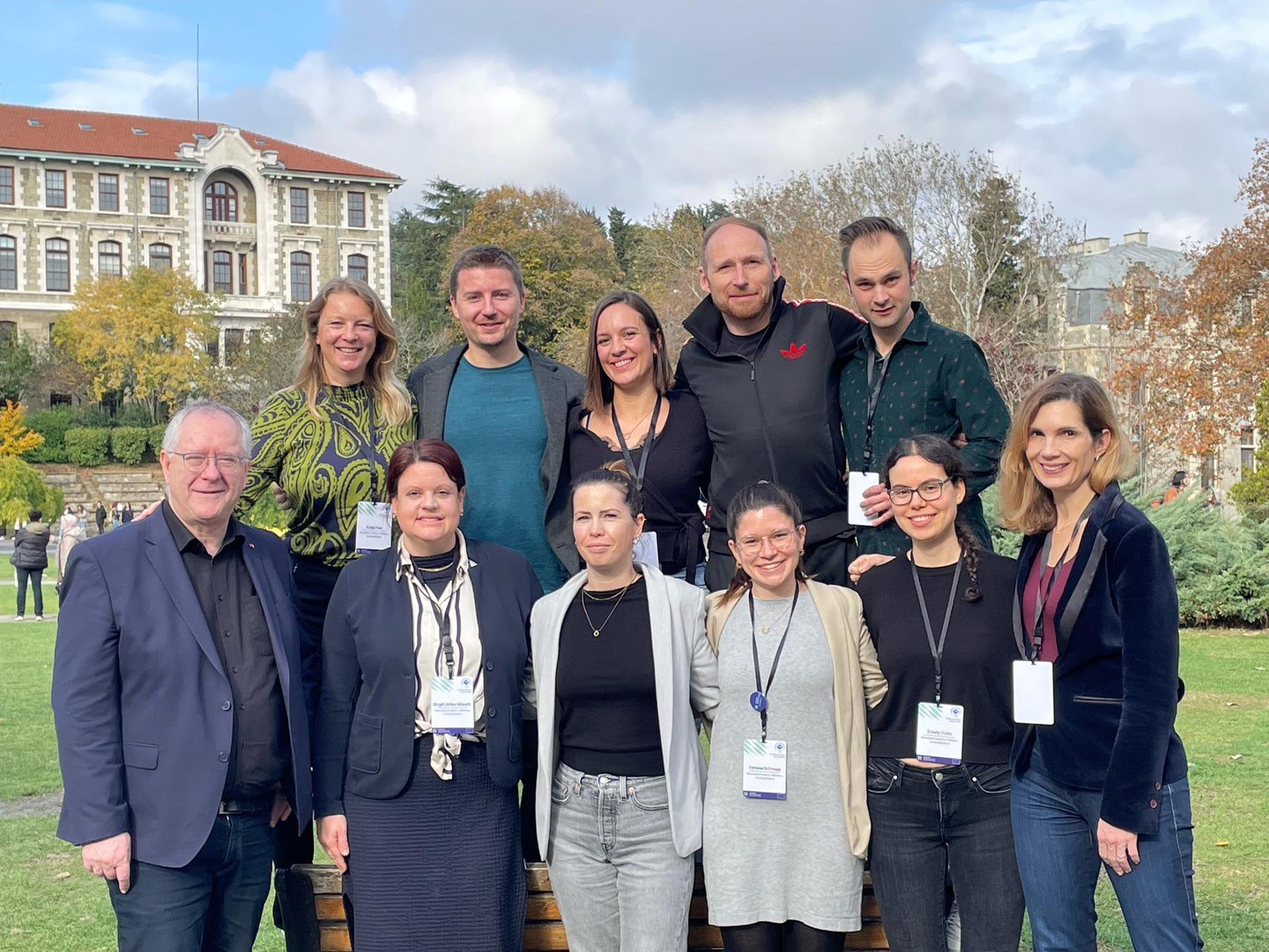 Ein eindrucksvolles NeurotechEU-Meeting in Istanbul - (von links): Michael Hoch, Birgit Ulrike Münch, Sarah Monreal, Verena Schropp, Emely Voltz, Ilona Grunwald, (hinten) Katja Fels, Nils Flüthmann, Sina Loos, Martin Reuter, Kristof Keidel.