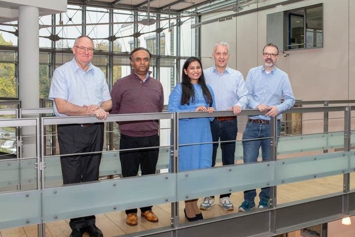 Bonner Forschende entschlüsseln Aufbau des Gerinnungsfaktors XIII mittels Kryo-Elekronenmikrokopie: (v. li) Prof. Dr. Johannes Oldenburg, PD Dr. Arijit Biswas, Dr. Sneha Singh, Prof. Dr. Matthias Geyer und PD Dr. Gregor Hagelüken.