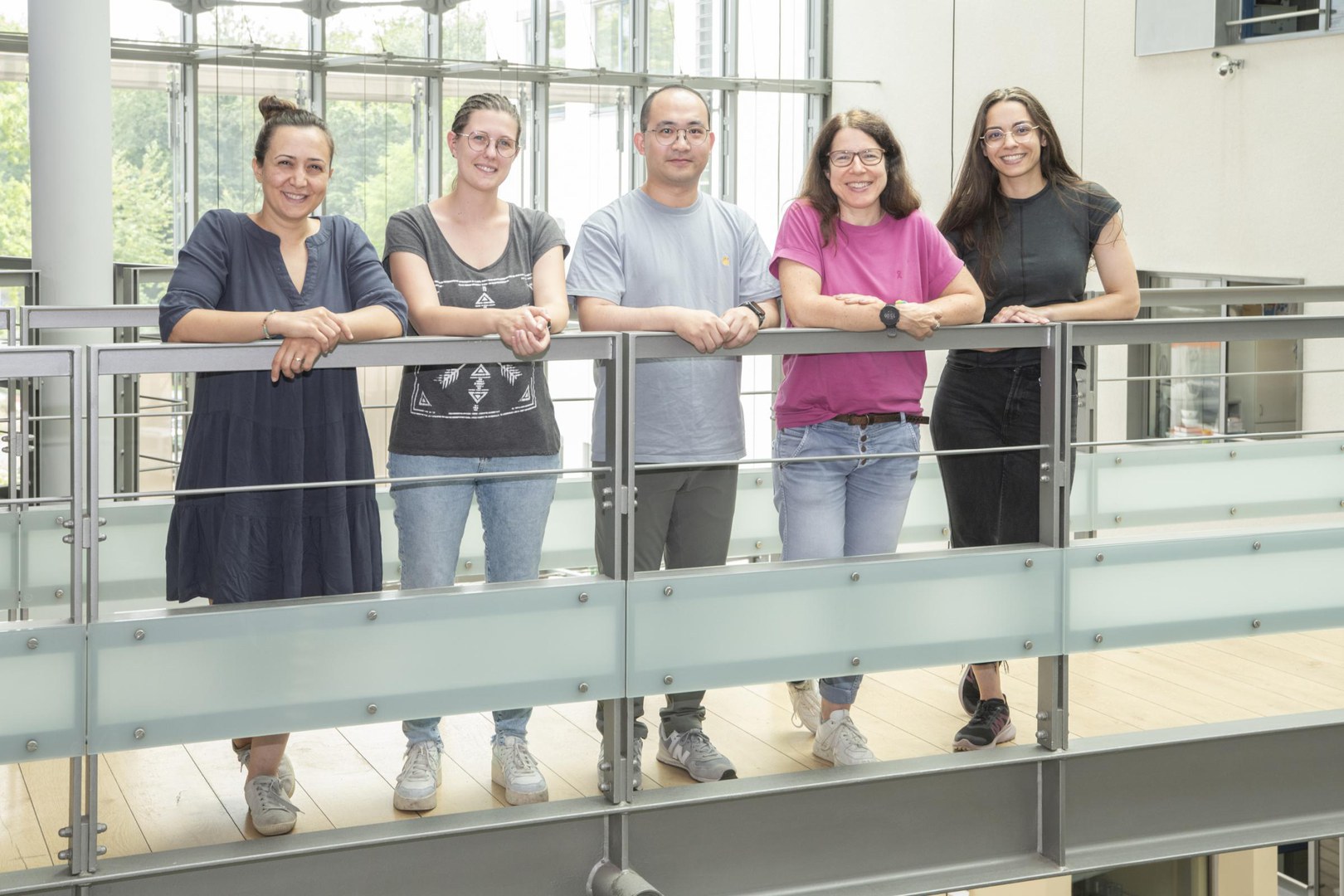 Neues Gen für „Spindelhaar“ entschlüsselt: - (v. li) Dr. Buket Basmanav, Nicole Cesarato, Xing Xiong, Prof. Regina Betz und Yasmina Gossmann finden im Keratin 31-Gen ursächliche Mutationen für die dominant-vererbte Form der Monilethrix.