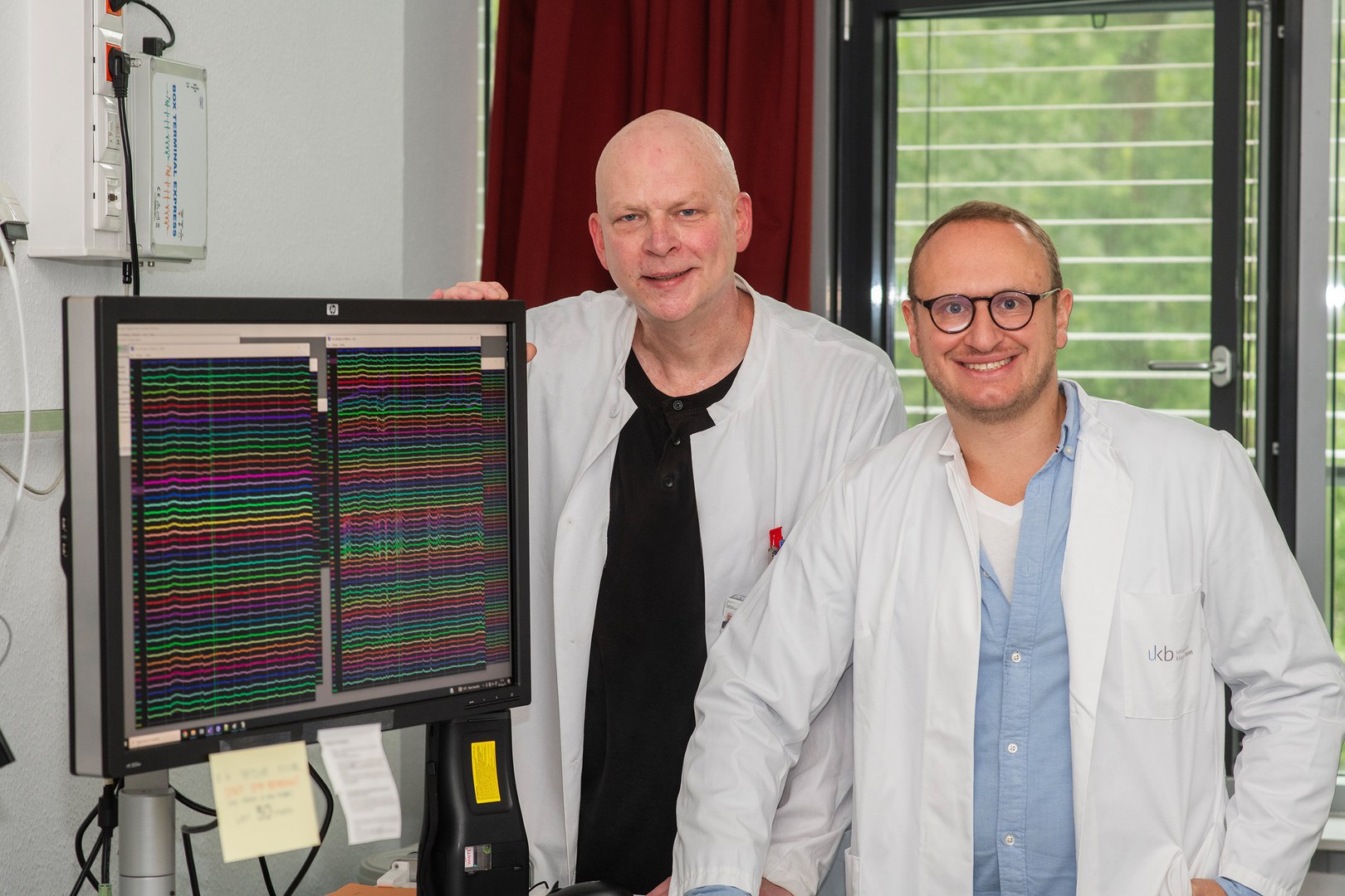 Weiterer Schritt zur Entschlüsselung des Riechens: - (von links) Prof. Florian Mormann und Marcel Kehl sind den neuronalen Mechanismen der menschlichen Geruchswahrnehmung auf der Spur.