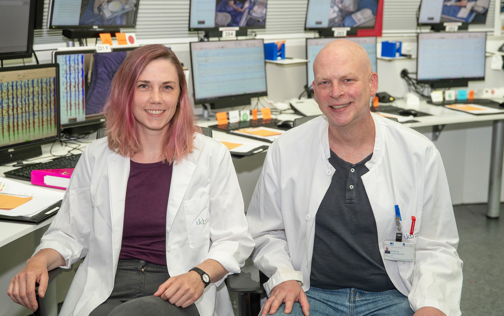 Concept neurons are the building blocks of memory: - (from left) Sina Mackay and Prof. Florian Mormann investigate the function of specialized nerve cells in memory formation.