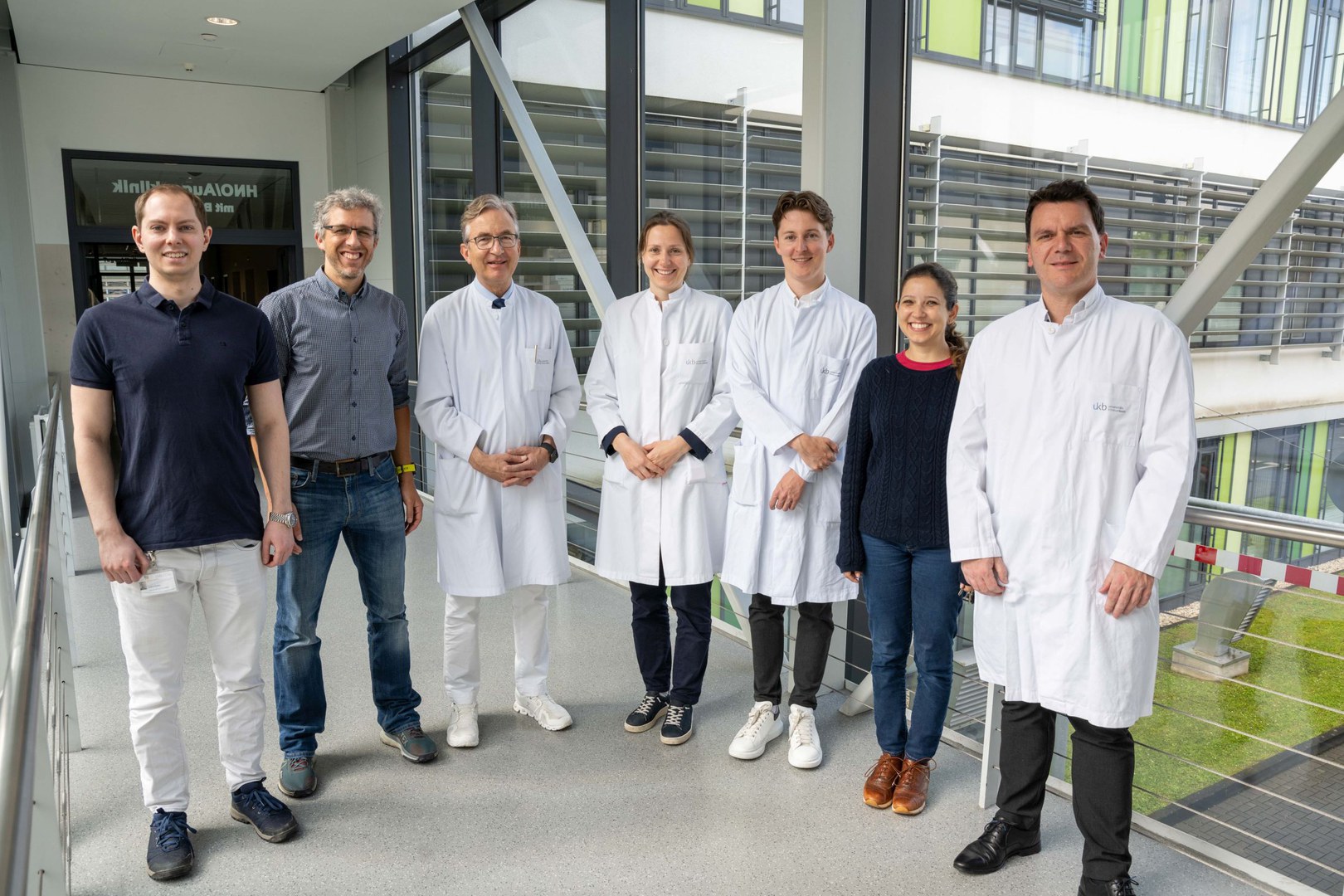 Researching macular degeneration together (from left) - Julius Ameln, Dr. Wolf Harmening, Prof. Frank G. Holz, Dr. Marlene Saßmannshausen, Dr. Leon von der Emde, Alessandra Carmichael-Martins, Dr. Thomas Ach