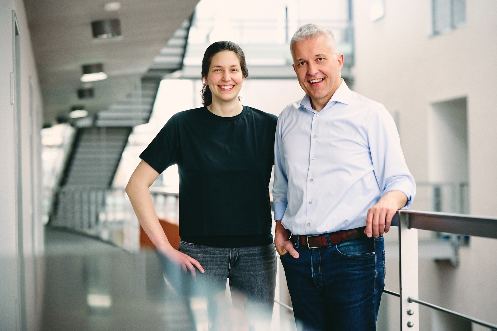 Doctorate student Inga Hochheiser and Prof. Matthias Geyer, - Director of the Institute of Structural Biology at the University Hospital Bonn.