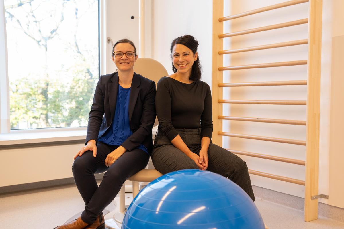 Lying, sitting or all-fours position: (from left) Prof. Dr. Brigitte Strizek and Prof. Dr. Nadine Scholten investigate the connection between birth position and the satisfaction of expectant mothers.