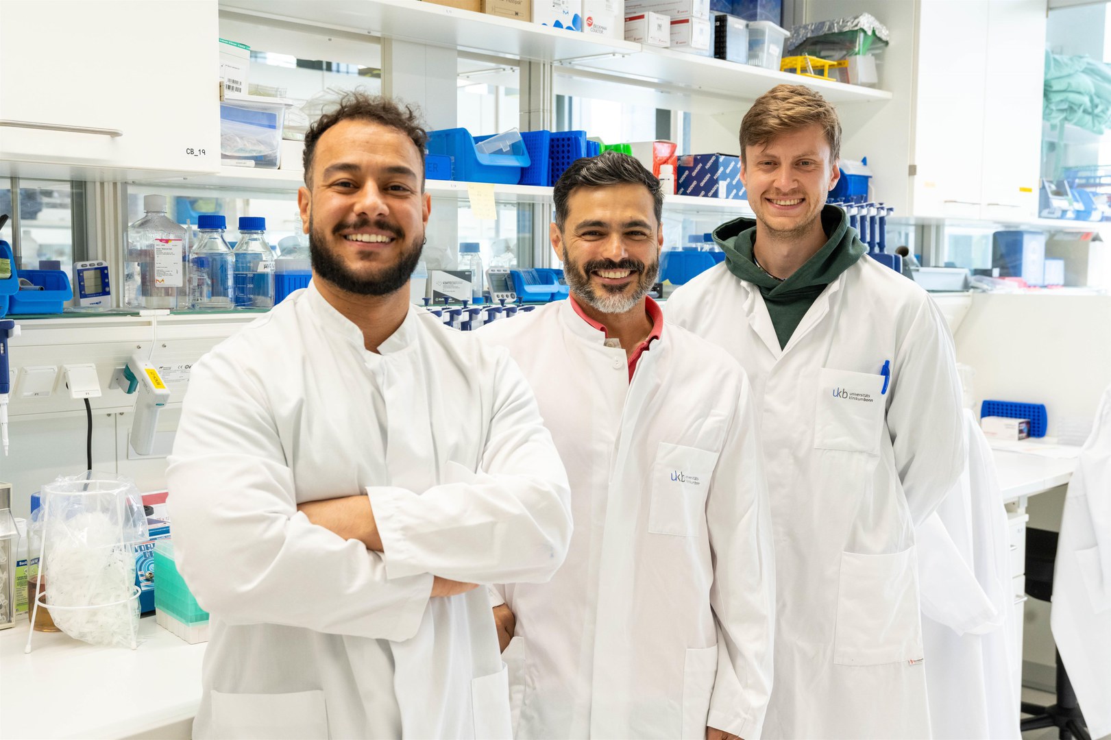 From left: - Dr. Ibrahim Hawwari, Prof. Bernardo Franklin and Lukas Roßnagel discover a new intercellular communication mechanism in which blood platelets, so-called thrombocytes, regulate the function of monocytes.
