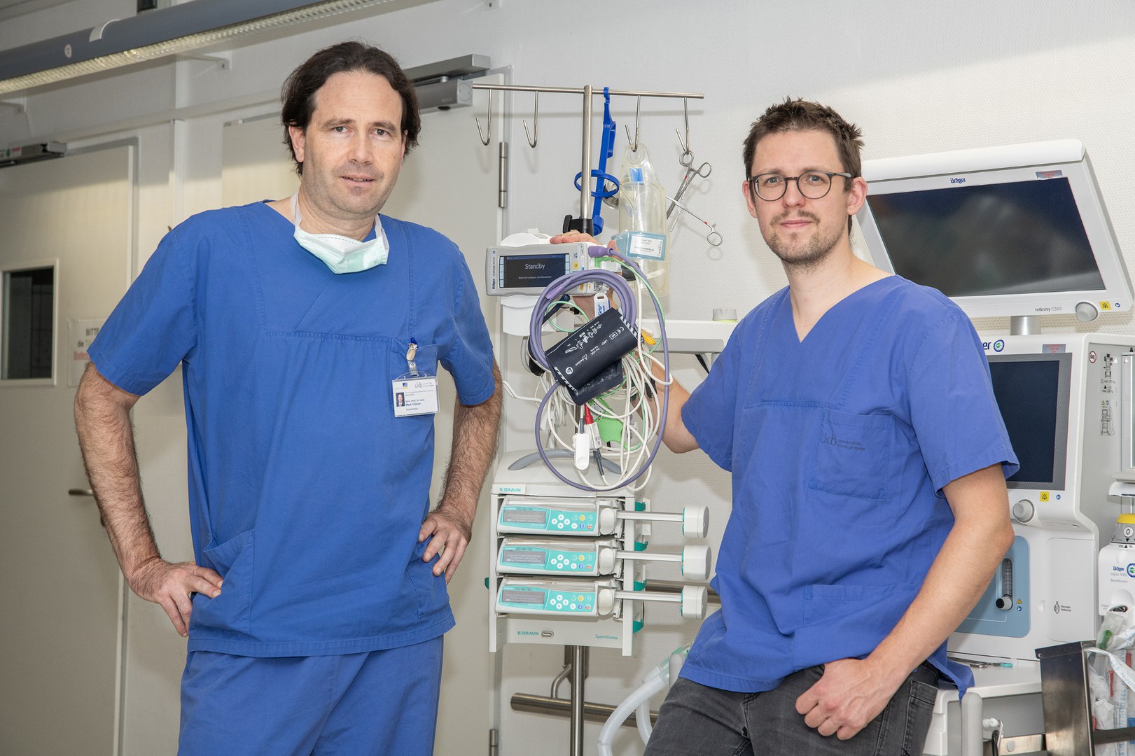 Strategy to reduce the amount of propofol waste in the operating room: - (from left) Prof. Dr. Mark Coburn and Dr. Florian Windler show which procedure reduces the waste of propofol.