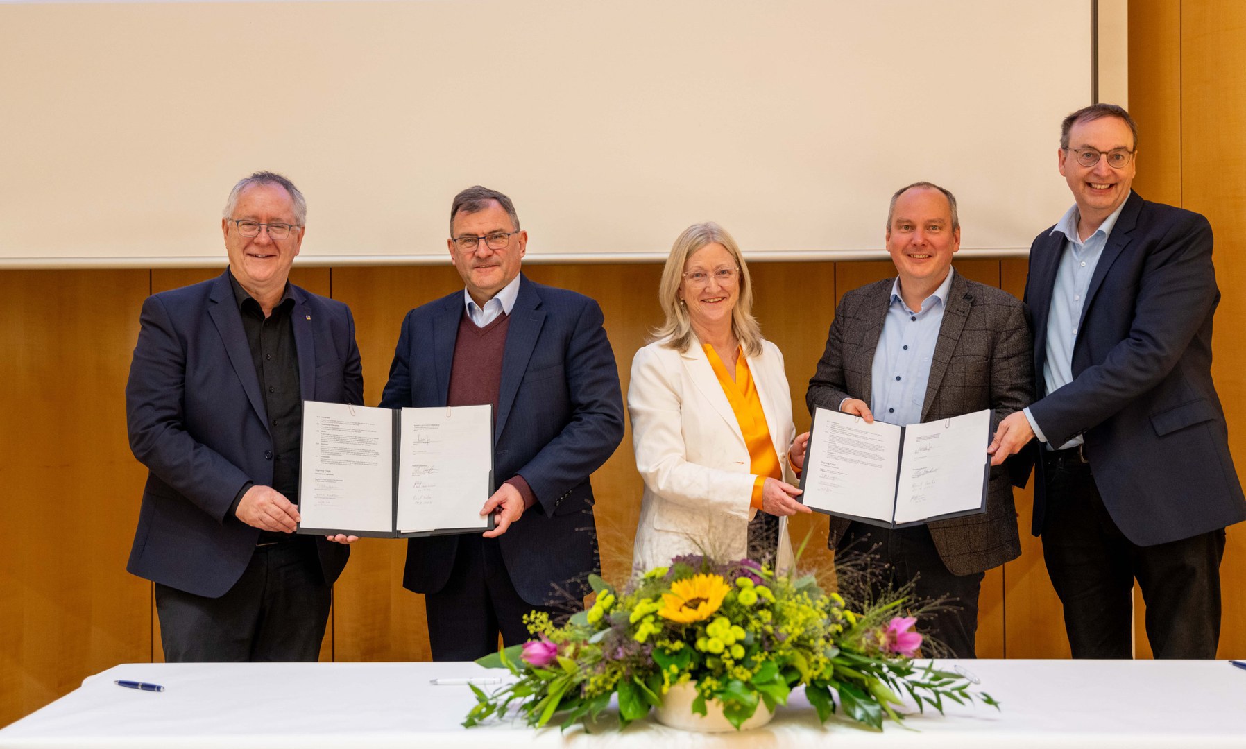 The agreement is signed: - (from left) University Rector Professor Michael Hoch, Professor Duncan Maskell (Vice Chancellor, Chancellery, University of Melbourne), Professor Jane Gunn (Dean, Faculty of Medicine, Dentistry, and Health Sciences, University of Melbourne), Dean Professor Bernd Weber and Professor Christian Kurts.